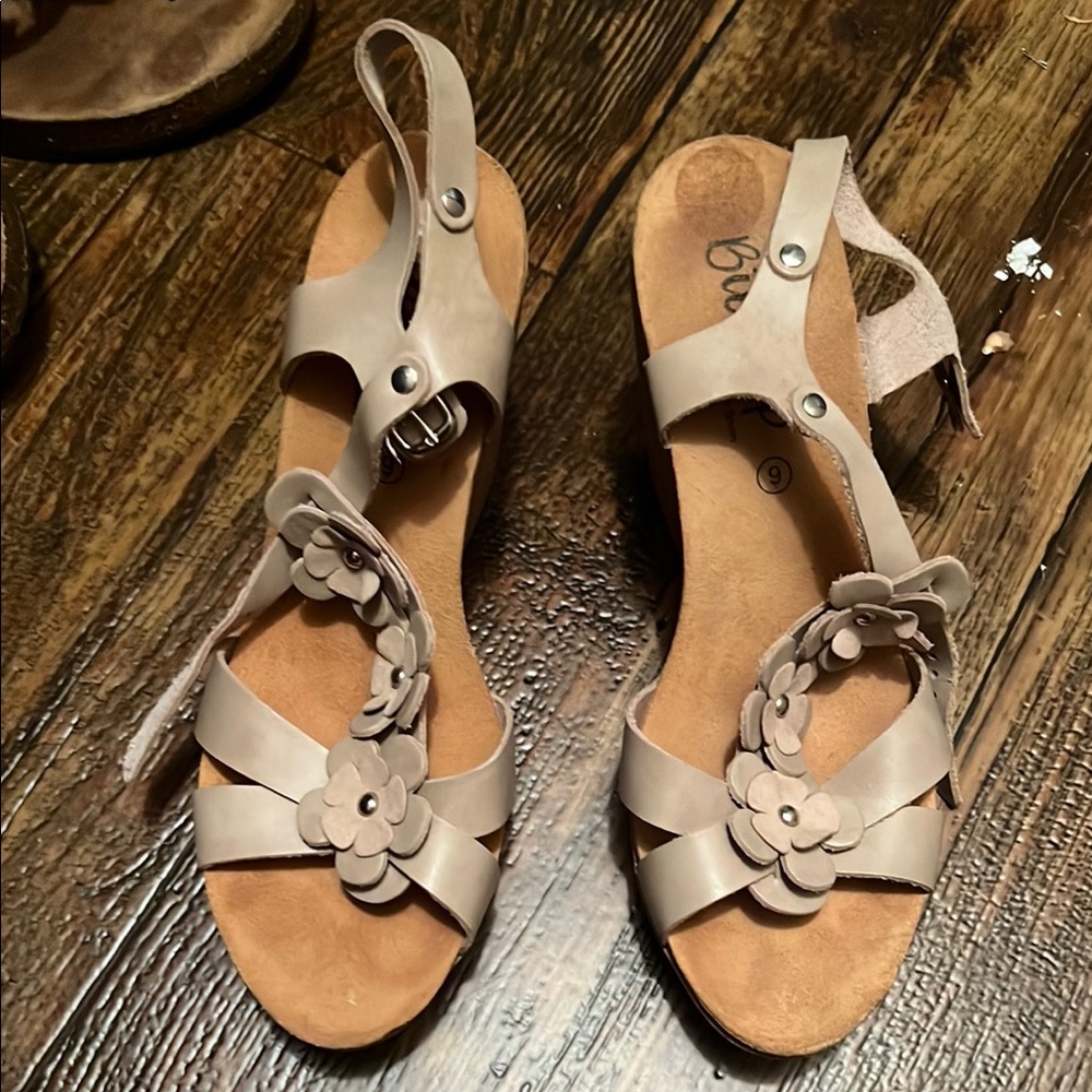 Women's Beige Floral Sandals